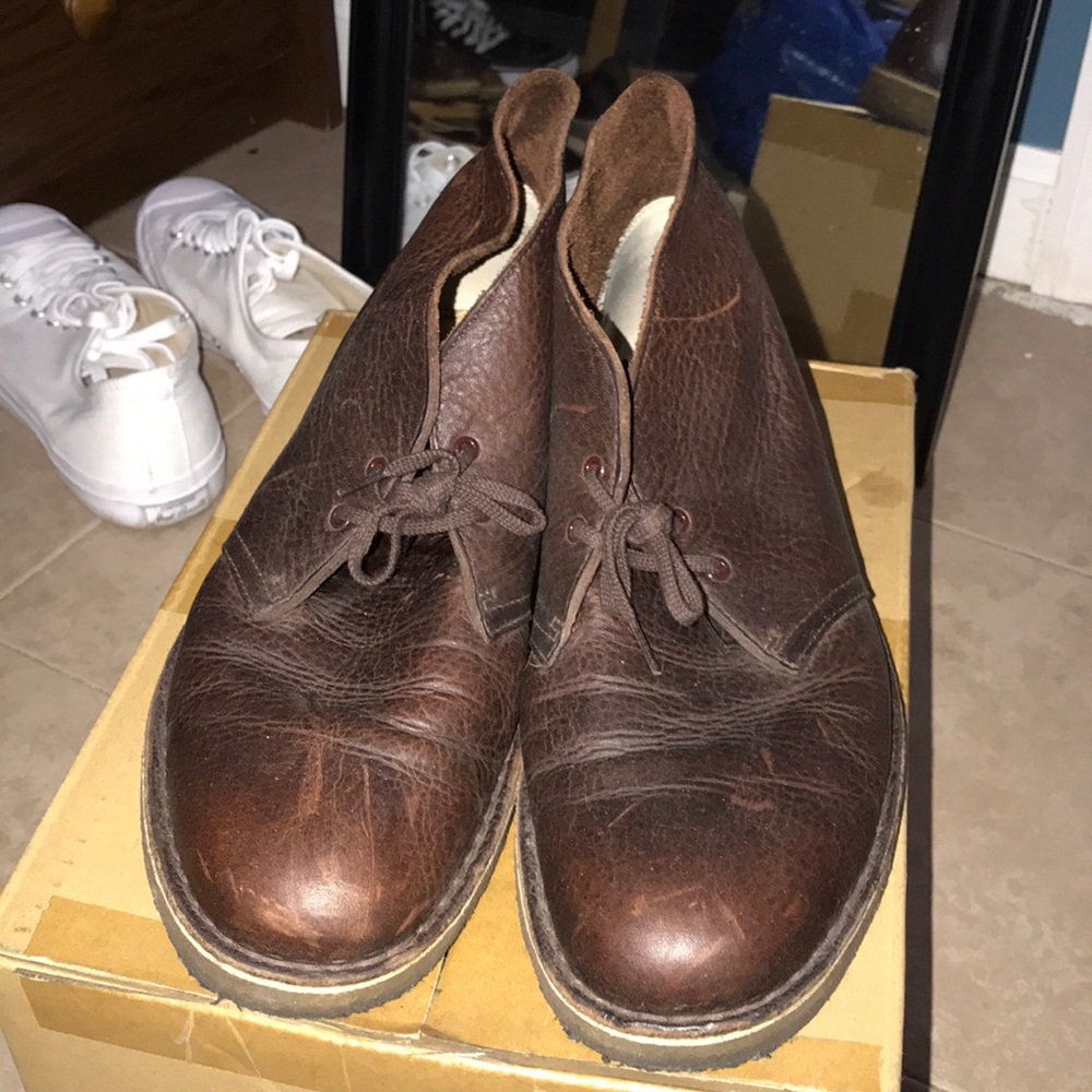 Clark’s Chukka boots Mid size 8.5